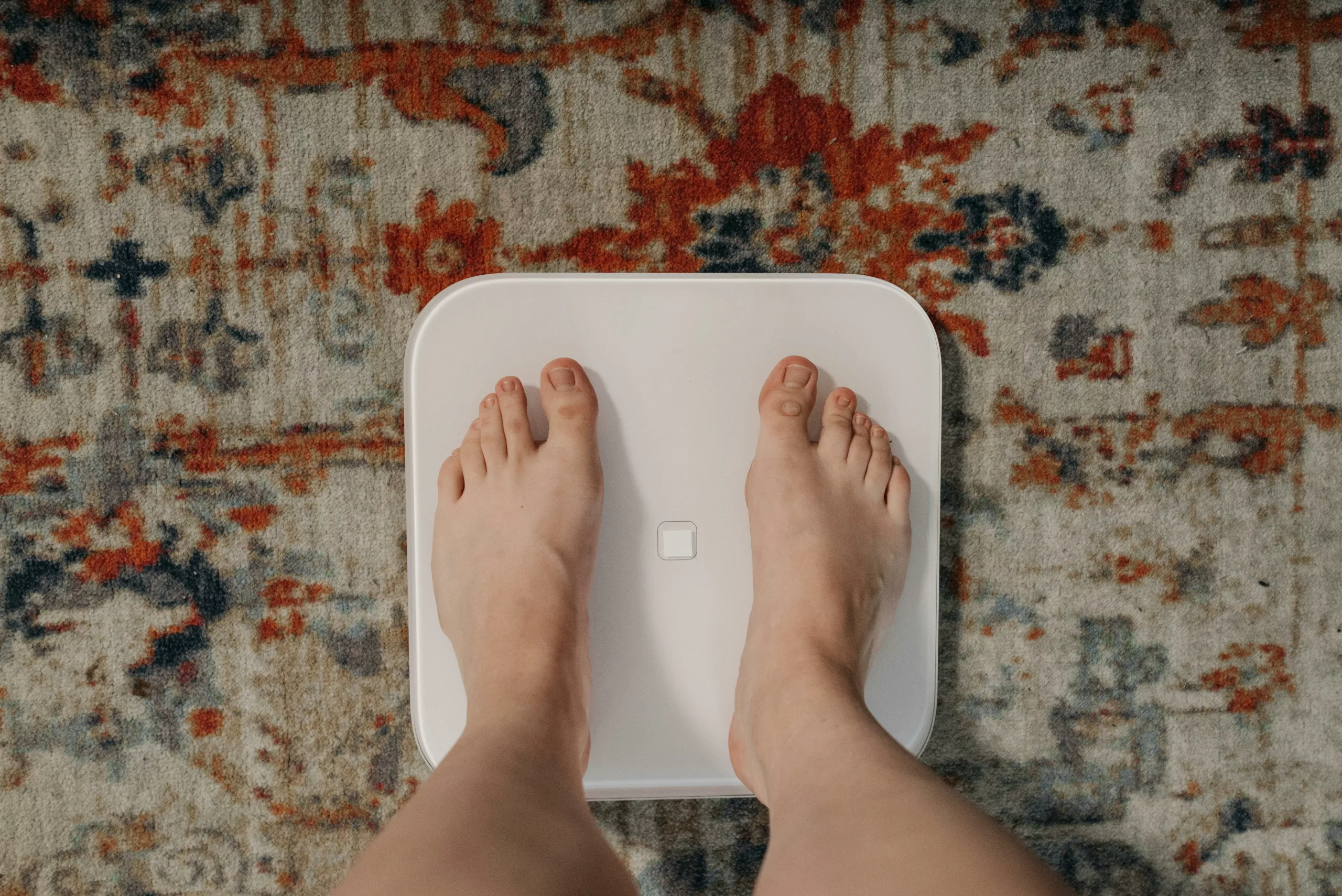 Balance vs pèse-personne : bien suivre son poids sans obsession, conseils et suivi avec PASCAL NOURTIER, NUTRITIONNISTE A BREST, QUIMPER, PARIS.